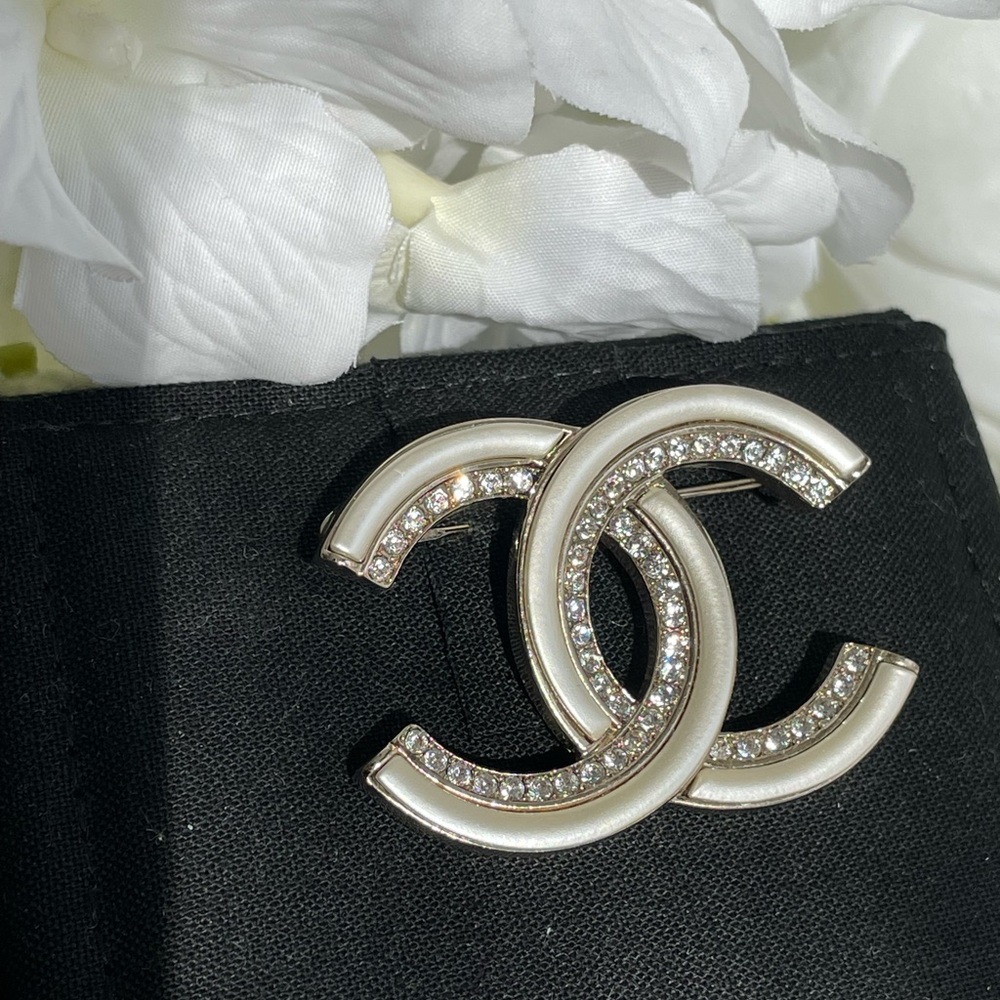 Gold Crystal CC brooch - Picture 2 of 7
